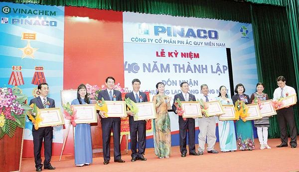 Công ty Cổ phần Pin ắc quy miền Nam (PINACO) đón nhận Huân chương Lao động hạng nhất