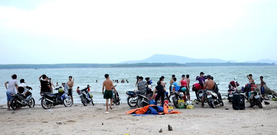 Tắm “biển” ở... Tây Ninh