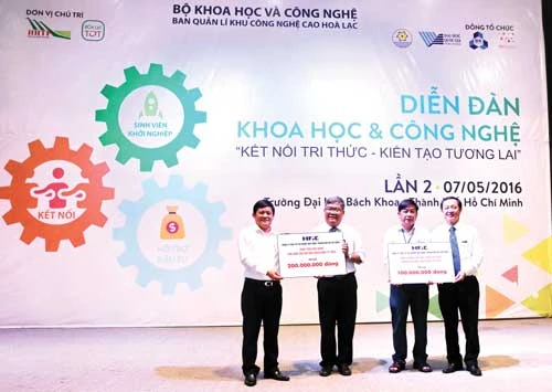 Thưởng nóng cho sinh viên đạt giải cao kỳ thi Olympic sinh viên toàn quốc