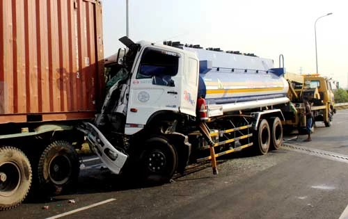 Xe bồn tông xe container trên đường cao tốc, 1 người tử vong