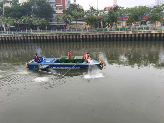 Khẩn trương giải quyết tình trạng cá chết trên kênh Nhiêu Lộc – Thị Nghè