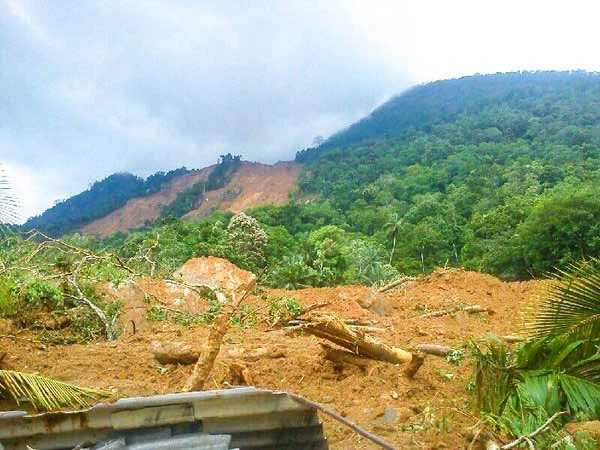 Mưa lớn gây lở đất chôn vùi hàng trăm người ở Sri Lanka