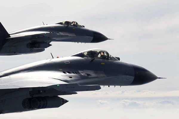 Máy bay chiến đấu Trung Quốc chặn máy bay tuần tra Mỹ trên biển Đông