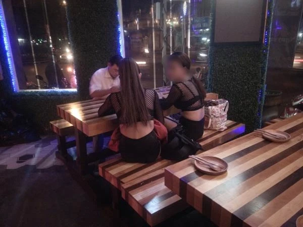 Nữ tiếp viên mặc bikini nhảy khiêu dâm trong nhà hàng