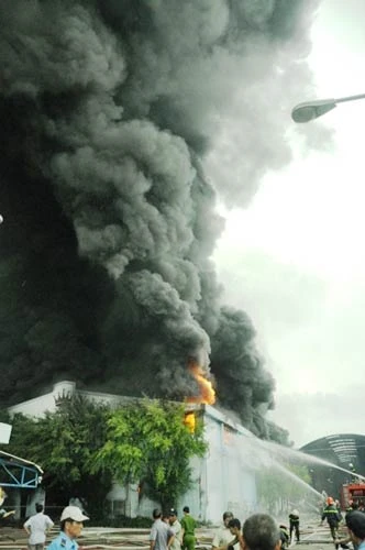Cháy lớn tại Công ty nệm Vạn Thành, thiêu rụi 12.000m² nhà xưởng - kho chứa