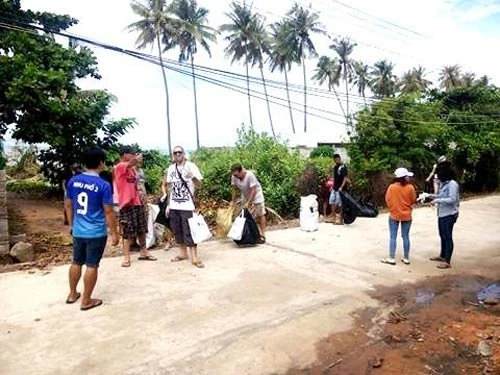 Làm sạch bờ biển Mũi Né - Hàm Tiến