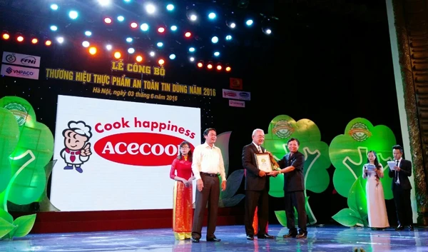 Acecook Việt Nam nhận giải thưởng “Thương hiệu thực phẩm an toàn, tin dùng” năm 2016
