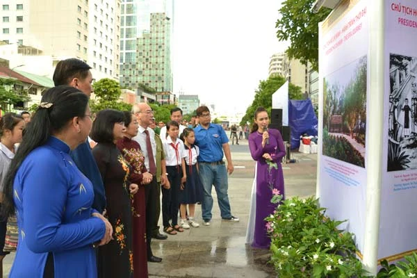 Triển lãm ảnh “Thành phố Hồ Chí Minh - thành phố anh hùng”