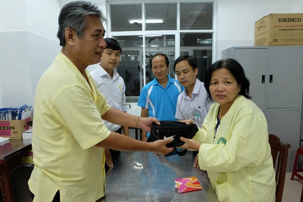 Trả lại tài sản, giấy tờ quan trọng cho nạn nhân vụ chìm tàu ở Đà Nẵng