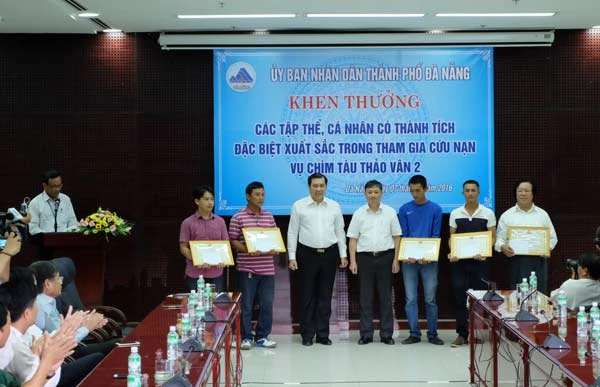 Vụ chìm tàu trên sông Hàn: Khen thưởng 5 nhà tàu và 9 cá nhân