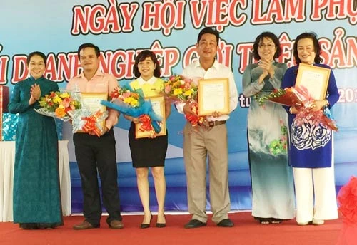 Khai mạc ngày hội việc làm phụ nữ lần 8