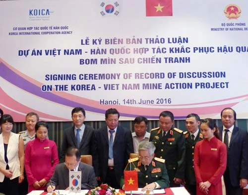 Hàn Quốc hỗ trợ Việt Nam khắc phục hậu quả bom mìn sau chiến tranh