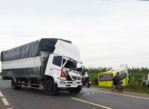 Gia Lai: Xe khách và xe tải húc nhau, nhiều người bị thương
