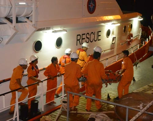 Tàu SAR 274 cứu thuyền viên gặp nạn trên biển