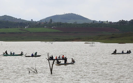 Lật thuyền trên hồ Đại Ninh, 3 người mất tích