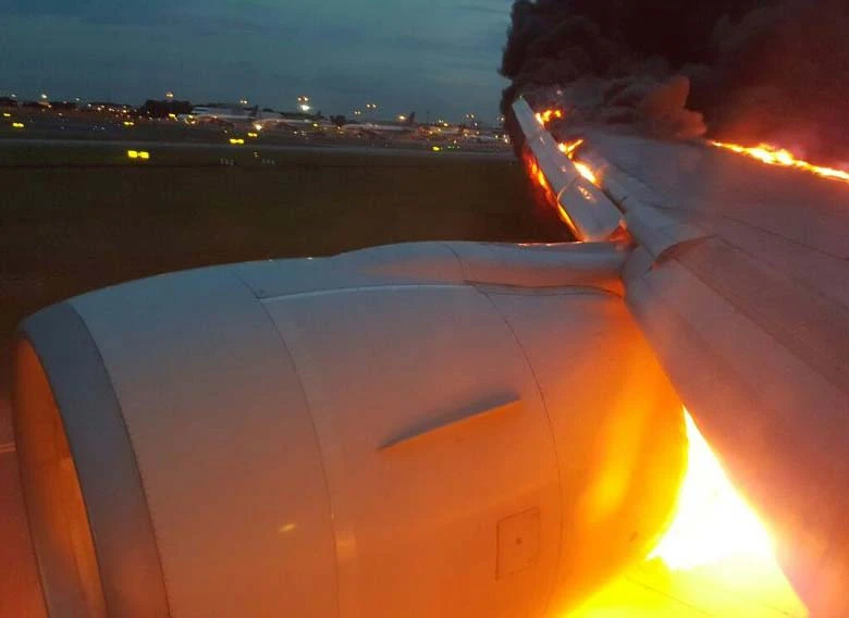 Máy bay SIA bốc cháy khi hạ cánh khẩn cấp ở Singapore