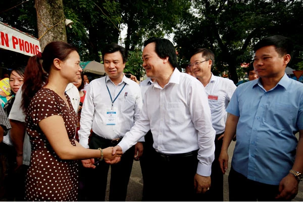 Bộ trưởng Bộ GD-ĐT thị sát các điểm thi ở Hà Nội
