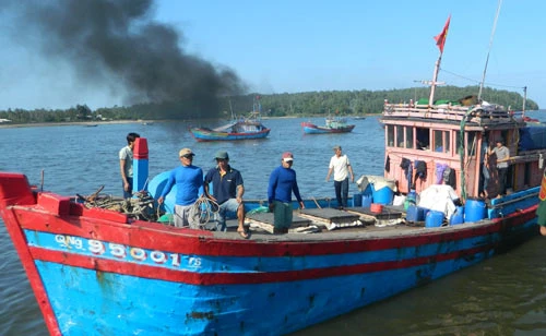 5 ngư dân bị tàu Trung Quốc đâm đã vào tới đất liền an toàn