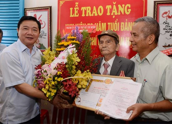 Trao Huy hiệu 70 năm tuổi Đảng cho đồng chí Đặng Văn Hạt