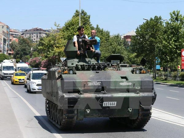 Vụ đảo chính ở Thổ Nhĩ Kỳ: Tái áp đặt lệnh tình trạng khẩn cấp ở Istanbul