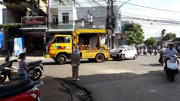 Gia Lai: Xe ô tô tông 2 xe máy, 7 người bị thương nặng