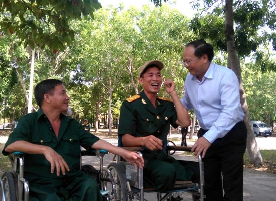 Đoàn lãnh đạo TPHCM thăm Trung tâm Điều dưỡng thương binh và người có công Long Đất