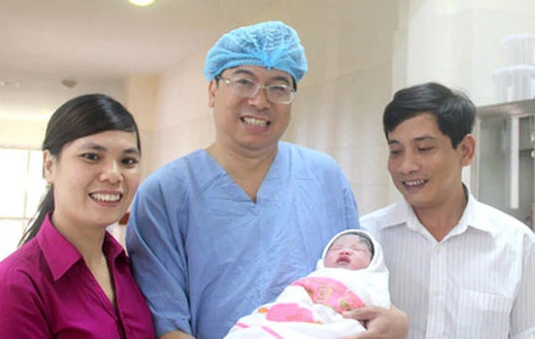 Cháu bé mang thai hộ đầu tiên chào đời tại Bệnh viện Trung ương Huế