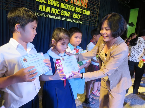 181 con công nhân viên chức lao động nhận học bổng Nguyễn Đức Cảnh
