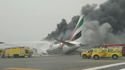 Máy bay Boeing-777 của hãng Emirates hạ cánh khẩn cấp