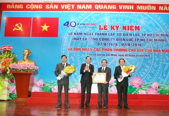 Điện lực TPHCM đón nhận Huân chương Lao động hạng Nhì