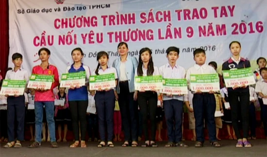 Trao học bổng tặng trẻ khuyết tật, học sinh nghèo