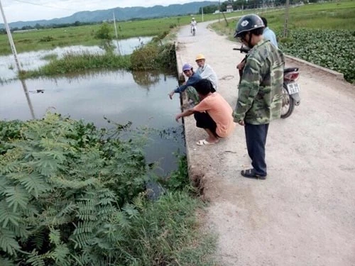 Hai mẹ con ngã xuống sông, 1 người tử vong