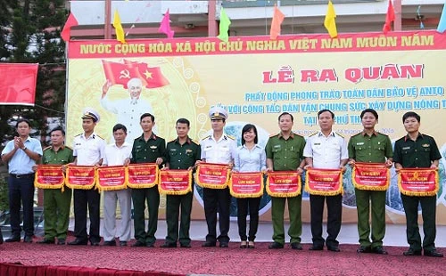 Hải quân Vùng 2 giúp dân Phú Thạnh làm đường, chữa bệnh