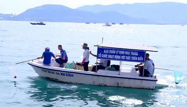 Làm sạch vịnh Nha Trang