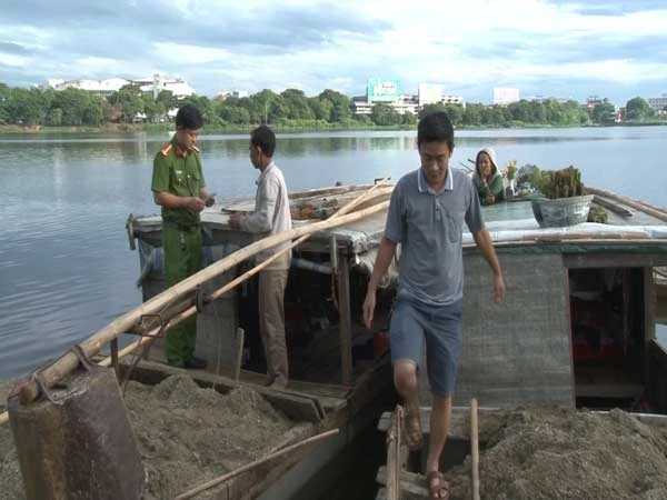 Phát hiện 2 phương tiện hút cát lậu trên sông Hương