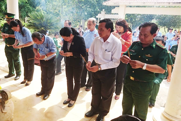 UBMTTQ Việt Nam TPHCM tìm hiểu về cắm mốc biên giới ở Long An