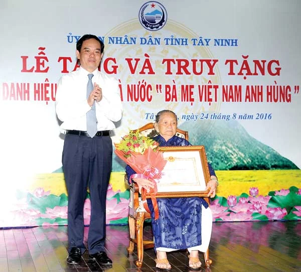 Tây Ninh: Trao tặng danh hiệu 19 Bà mẹ Việt Nam anh hùng
