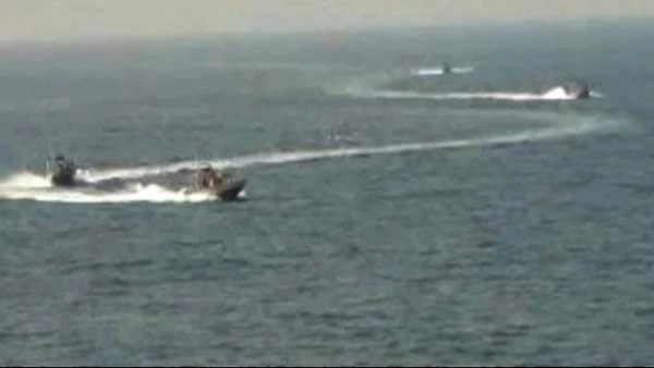 Tàu Hải quân Mỹ bắn cảnh cáo tàu Iran