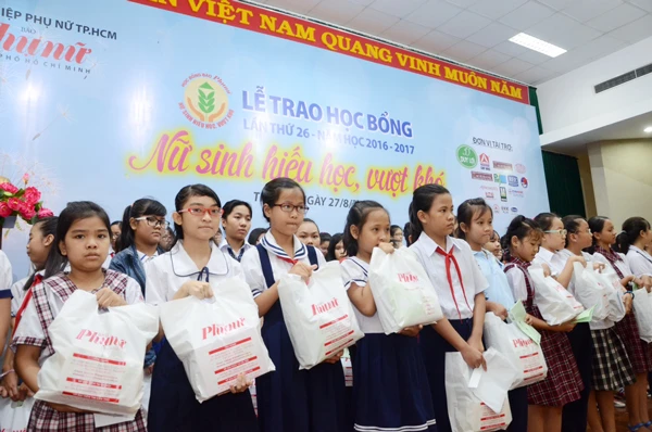 Trao 591 suất học bổng cho “Nữ sinh hiếu học, vượt khó”