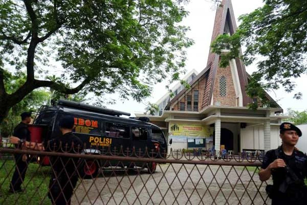 Đánh bom tự sát thất bại tại nhà thờ ở Indonesia