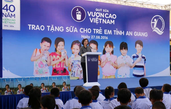 Quỹ sữa Vươn cao Việt Nam trao tặng sữa cho 40.000 trẻ em