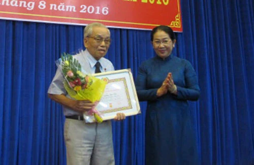 Trao Huy hiệu Đảng cho 191 đảng viên Đảng bộ quận Gò Vấp, TPHCM