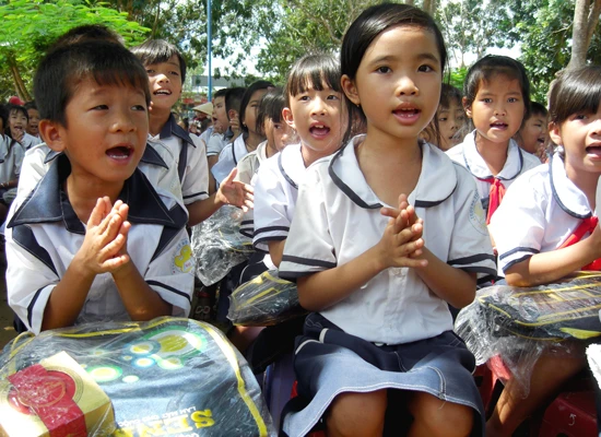 Trao tặng 350 phần quà cho học sinh là Việt kiều Campuchia hồi hương