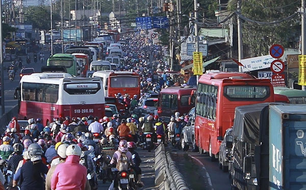 Chen chúc trên đường về TPHCM