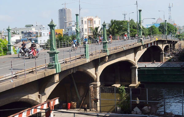 Cầu cũ và cầu tải trọng thấp chờ khoác “áo mới”