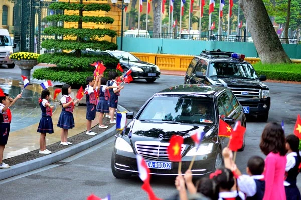 Lễ đón chính thức Tổng thống Pháp Francois Hollande tại Phủ Chủ tịch