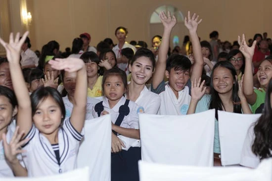 Á hậu Kim Nguyên cùng nghệ sĩ Việt mang Trung thu đến trẻ nghèo