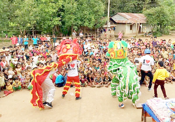 Trẻ nghèo Đắk Long vui Trung thu