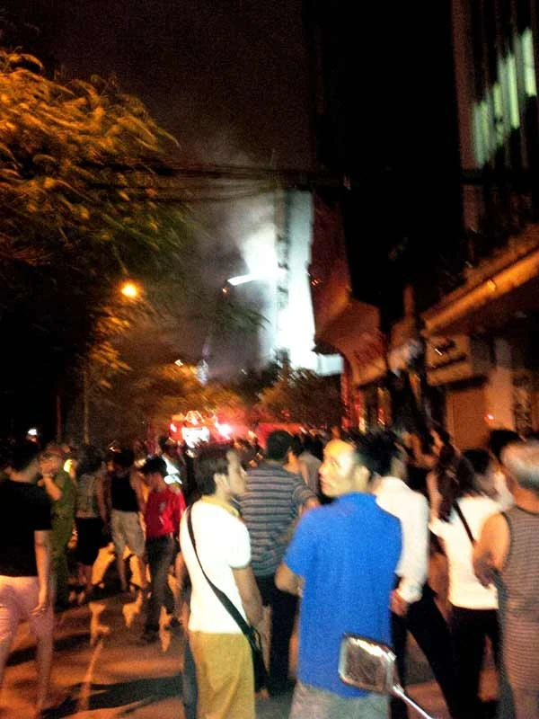 Cháy lớn tại quán Karaoke, khói đen bao trùm cả khu dân cư