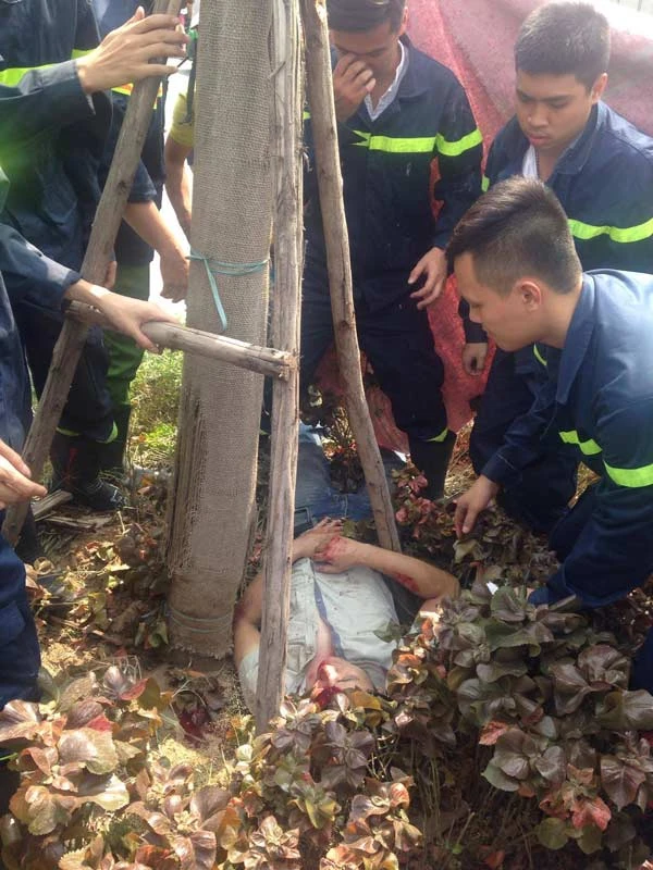 Giải cứu nam thanh niên bị tai nạn giao thông, mắc kẹt trong gốc cây